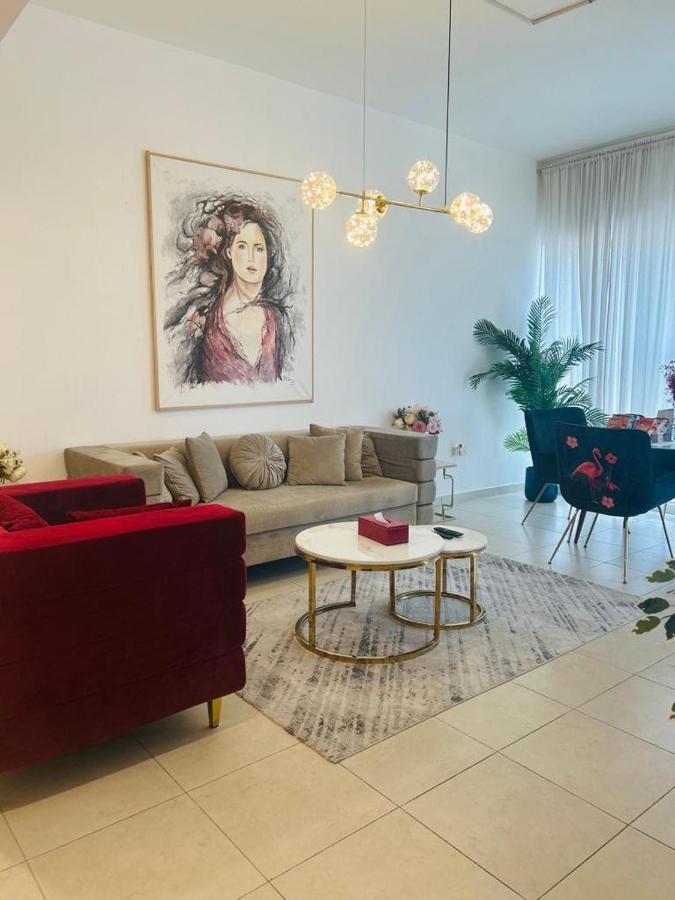 Appartamento 1-bedroom Unit With Pool In Land Complex Al Ain Road